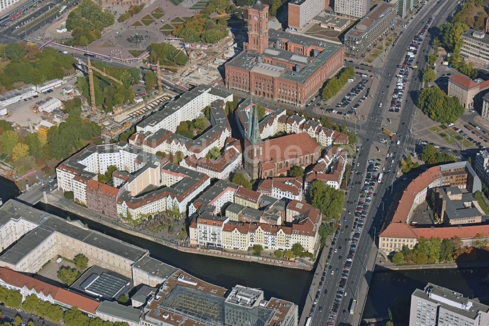 Luftaufnahme Berlin - Nikolaikirche und Ansicht des Nikolaiviertels im Ortsteil Mitte in Berlin