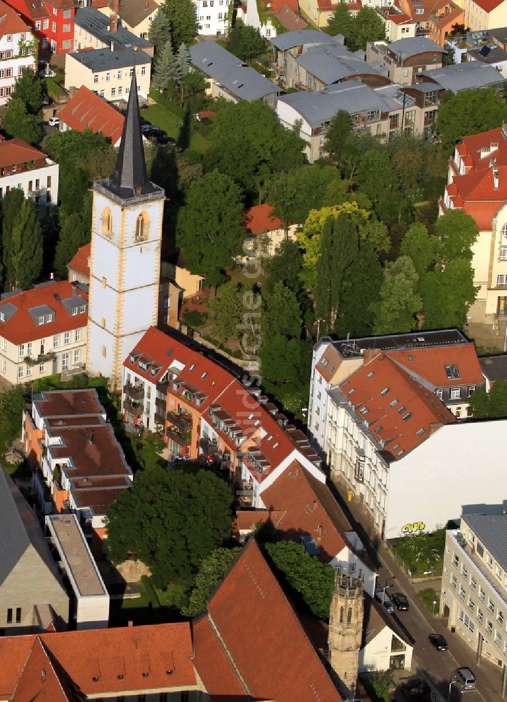 Luftaufnahme Erfurt - Nikolailturm im Wohnviertel - Am Hügel - in Erfurt im Bundesland Thüringen