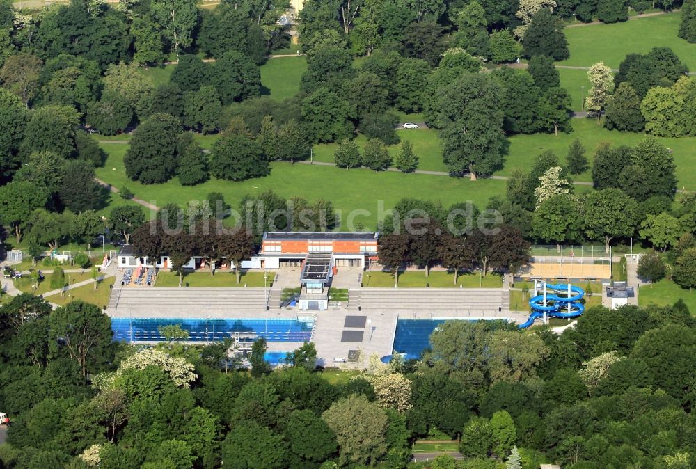 Erfurt aus der Vogelperspektive: Nordbad im Nordpark in der Andreasvorstadt von Erfurt im Bundesland Thüringen