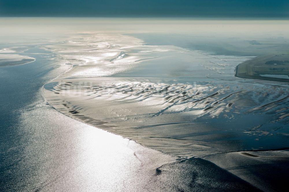 Hooge von oben - Norderoogsand in der Meeres- Wasseroberfläche der Nordsee in Hooge im Bundesland Schleswig-Holstein