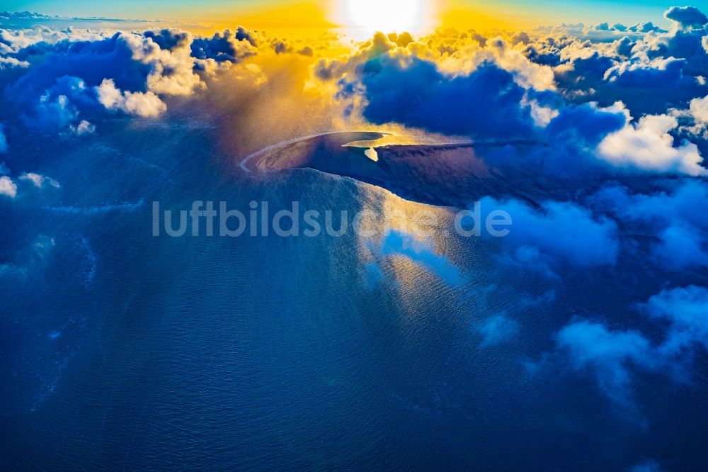 Luftaufnahme Hooge - Norderoogsand in der Meeres- Wasseroberfläche der Nordsee in Hooge im Sonnenuntergang im Bundesland Schleswig-Holstein