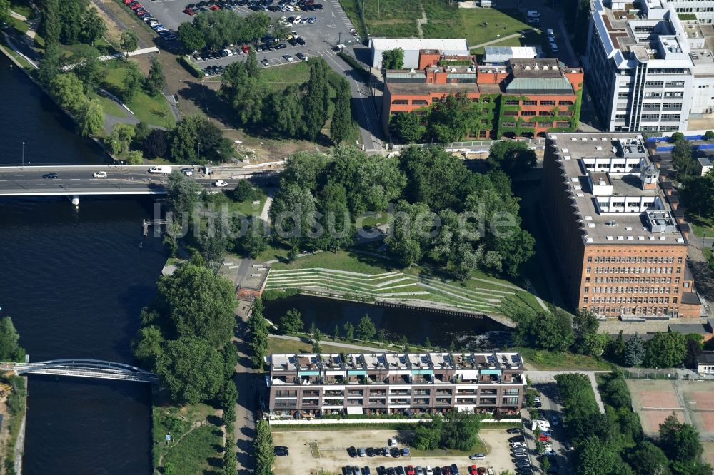 Berlin aus der Vogelperspektive: Nordhafen Vorbecken und Wohnhäuser am Nordhafen im Stadtteil Wedding in Berlin