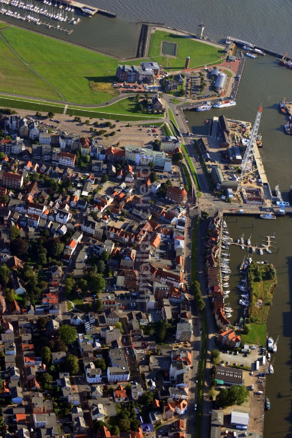 Cuxhaven aus der Vogelperspektive: Nordsee - Hafen und- Küstenbereich in Cuxhaven im Bundesland Niedersachsen