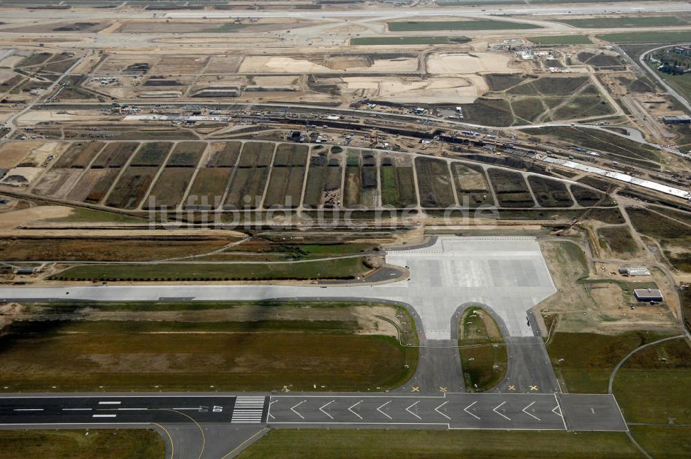 Schönefeld von oben - Nördliche Landebahn an der Baustelle Flughafen Berlin-Schönefeld BBI