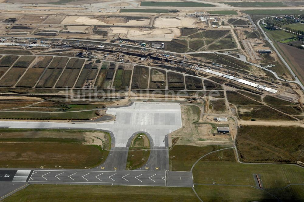 Schönefeld aus der Vogelperspektive: Nördliche Landebahn an der Baustelle Flughafen Berlin-Schönefeld BBI