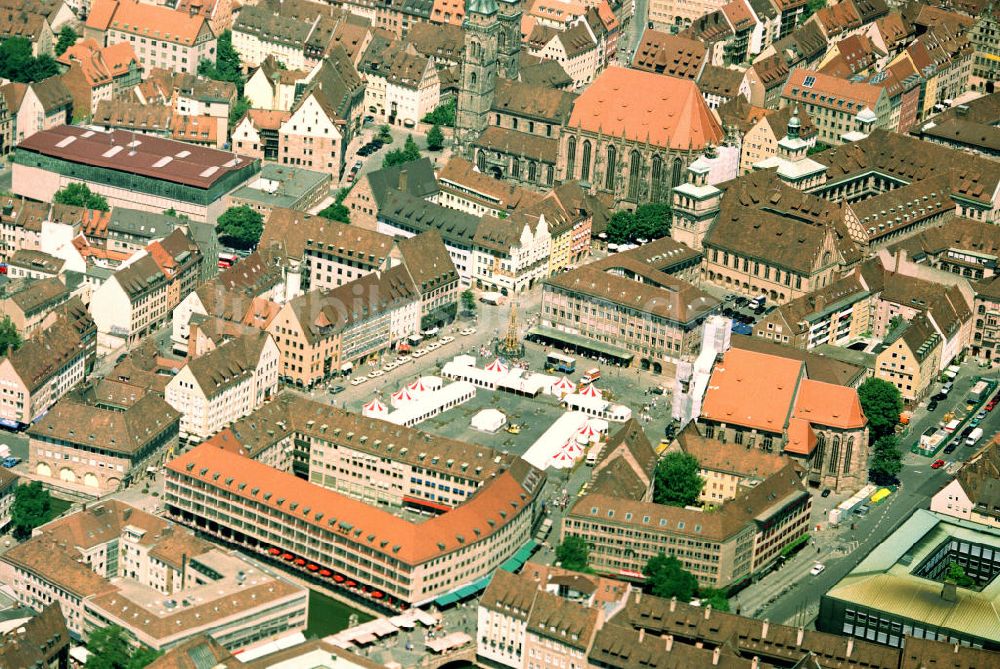 Nürnberg aus der Vogelperspektive: Nürnberger Hauptmarkt mit verhüllter Frauenkirche