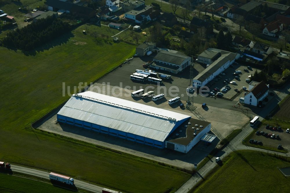 Zörbig aus der Vogelperspektive: Nutzfahrzeug- und Spezialfahrzeughandel der ONC Omnibus- und Nutzfahrzeug Centrum Salzfurtkapelle GmbH und der Touristik Reiseverkehrs GmbH am Hinsdorfer Weg im Ortsteil Salzfurtkapelle in Zörbig im Bundesland Sachsen-Anhalt, Deutschland