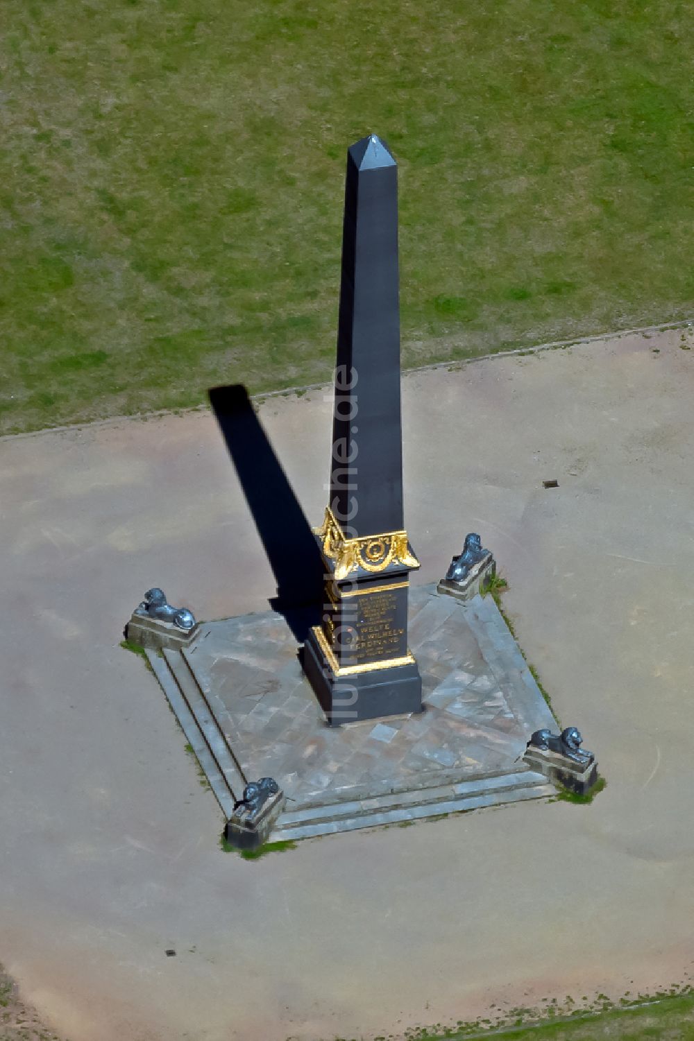 Braunschweig aus der Vogelperspektive: Obelisk auf dem Löwenwall in Braunschweig im Bundesland Niedersachsen, Deutschland