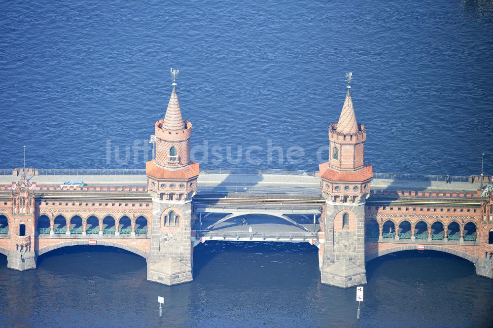 Berlin Friedrichshain - Kreuzberg aus der Vogelperspektive: Oberbaumbrücke über dem Flußverlauf der Spree in Berlin Friedrichshain