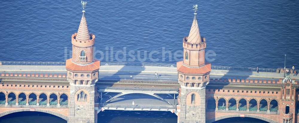 Luftbild Berlin Friedrichshain - Kreuzberg - Oberbaumbrücke über dem Flußverlauf der Spree in Berlin Friedrichshain