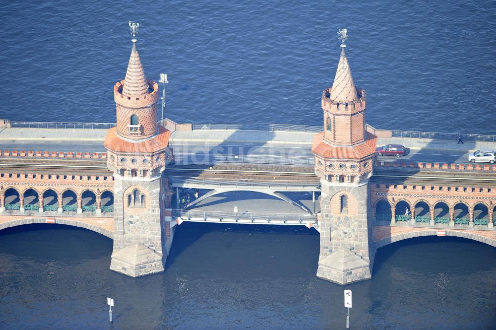 Luftaufnahme Berlin Friedrichshain - Kreuzberg - Oberbaumbrücke über dem Flußverlauf der Spree in Berlin Friedrichshain