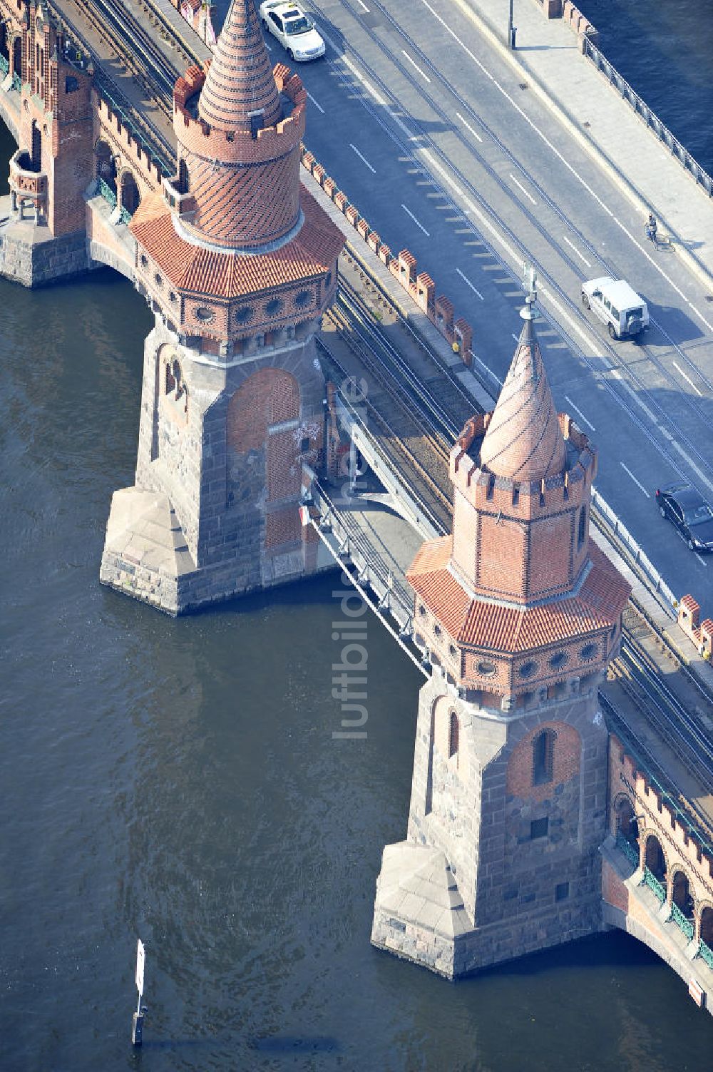 Berlin Friedrichshain - Kreuzberg aus der Vogelperspektive: Oberbaumbrücke über dem Flußverlauf der Spree in Berlin Friedrichshain