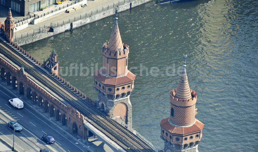 Berlin Friedrichshain - Kreuzberg aus der Vogelperspektive: Oberbaumbrücke über dem Flußverlauf der Spree in Berlin Friedrichshain