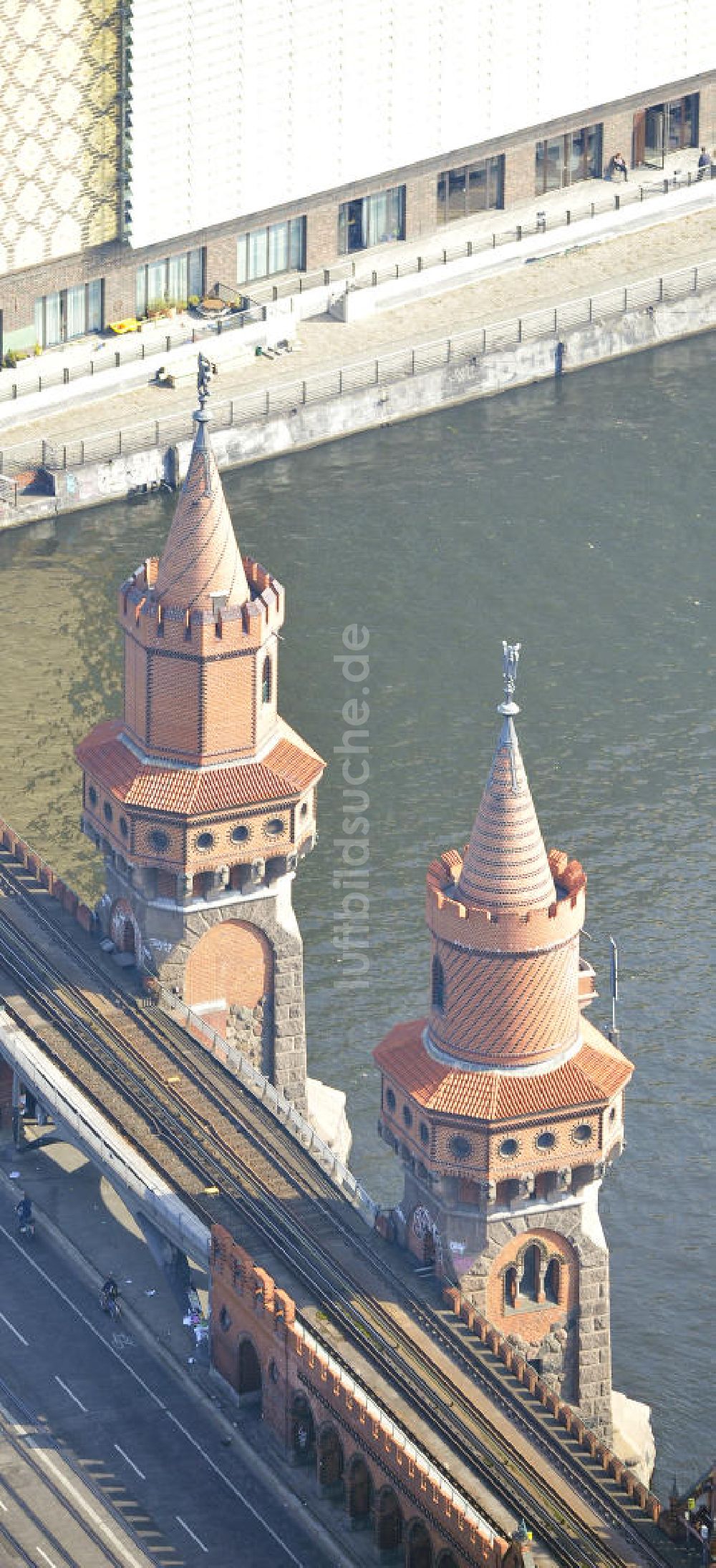 Luftbild Berlin Friedrichshain - Kreuzberg - Oberbaumbrücke über dem Flußverlauf der Spree in Berlin Friedrichshain