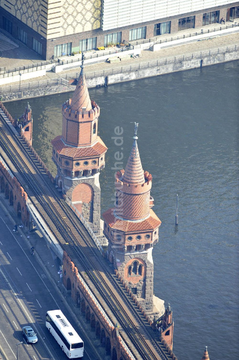 Luftaufnahme Berlin Friedrichshain - Kreuzberg - Oberbaumbrücke über dem Flußverlauf der Spree in Berlin Friedrichshain