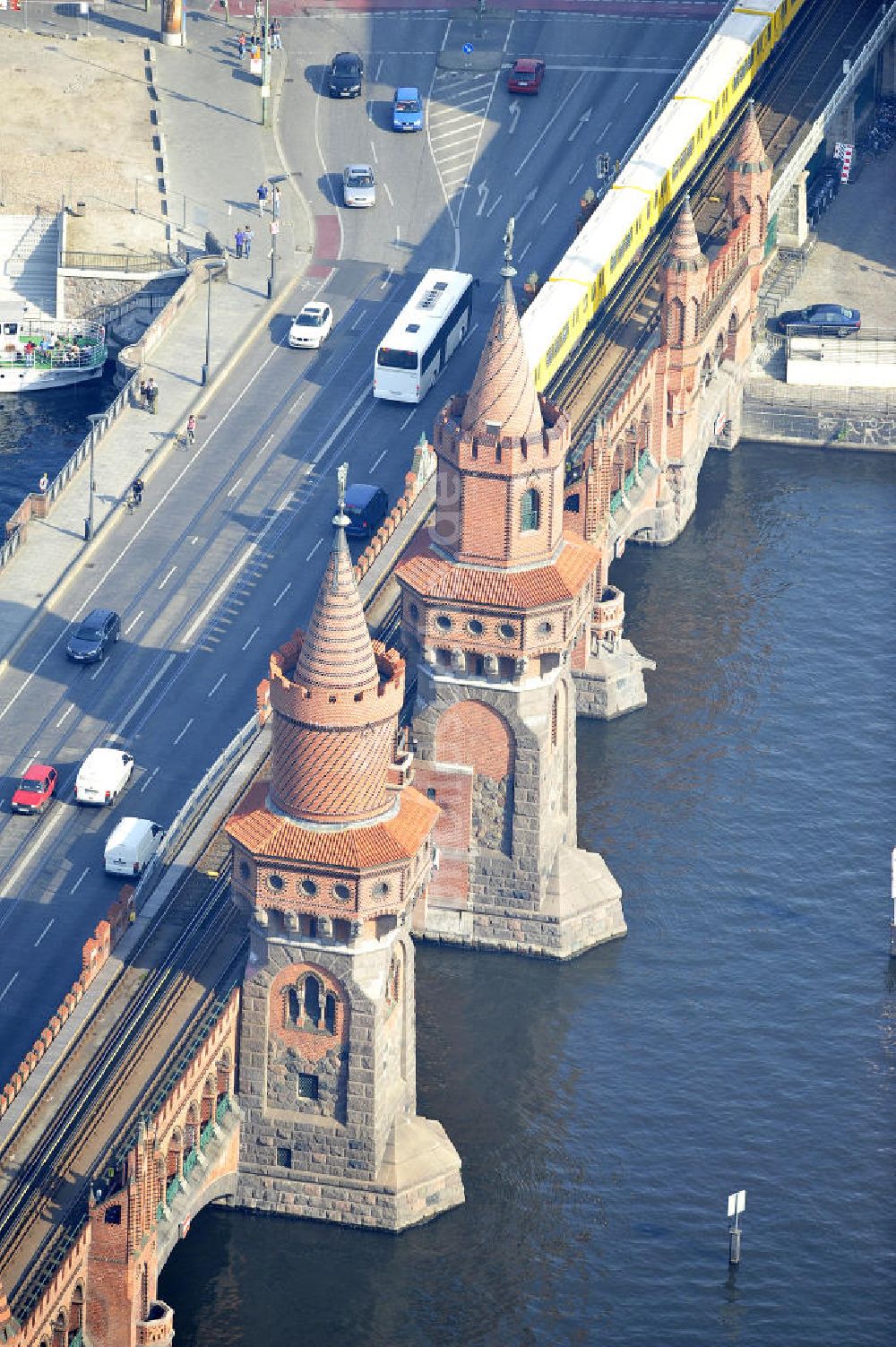 Berlin Friedrichshain - Kreuzberg aus der Vogelperspektive: Oberbaumbrücke über dem Flußverlauf der Spree in Berlin Friedrichshain