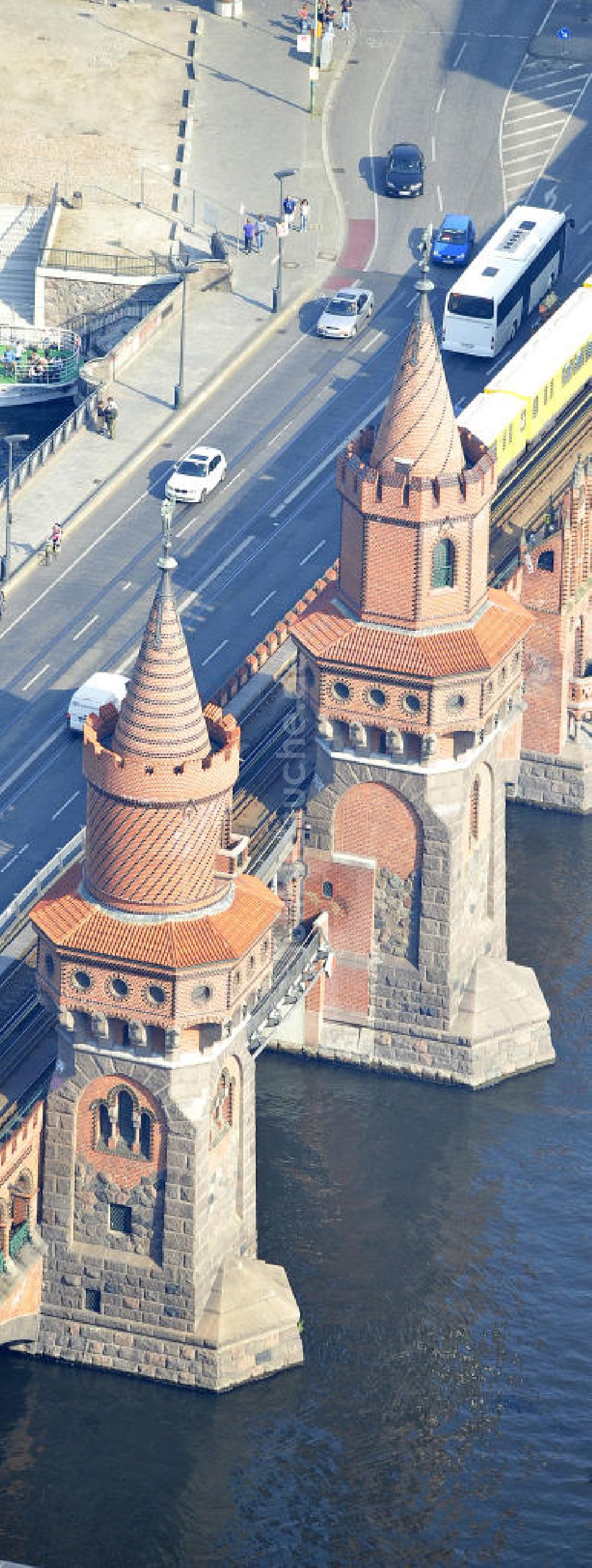 Luftbild Berlin Friedrichshain - Kreuzberg - Oberbaumbrücke über dem Flußverlauf der Spree in Berlin Friedrichshain