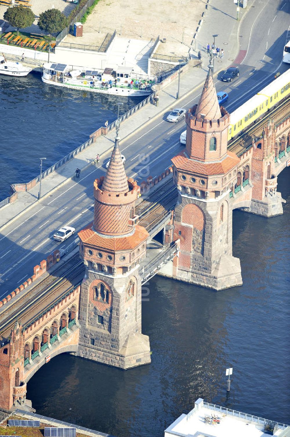 Luftaufnahme Berlin Friedrichshain - Kreuzberg - Oberbaumbrücke über dem Flußverlauf der Spree in Berlin Friedrichshain