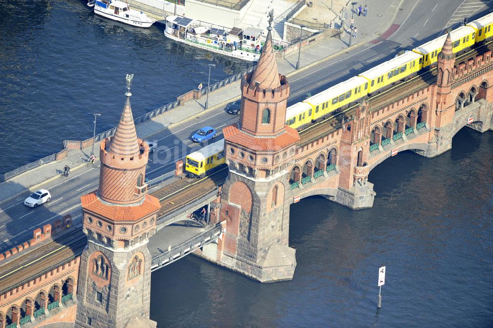 Berlin Friedrichshain - Kreuzberg von oben - Oberbaumbrücke über dem Flußverlauf der Spree in Berlin Friedrichshain