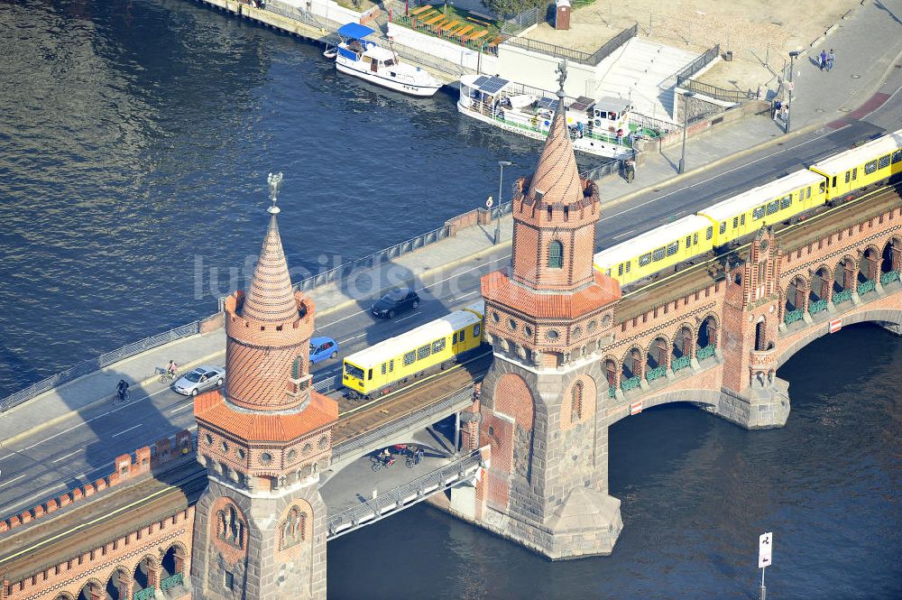 Berlin Friedrichshain - Kreuzberg aus der Vogelperspektive: Oberbaumbrücke über dem Flußverlauf der Spree in Berlin Friedrichshain