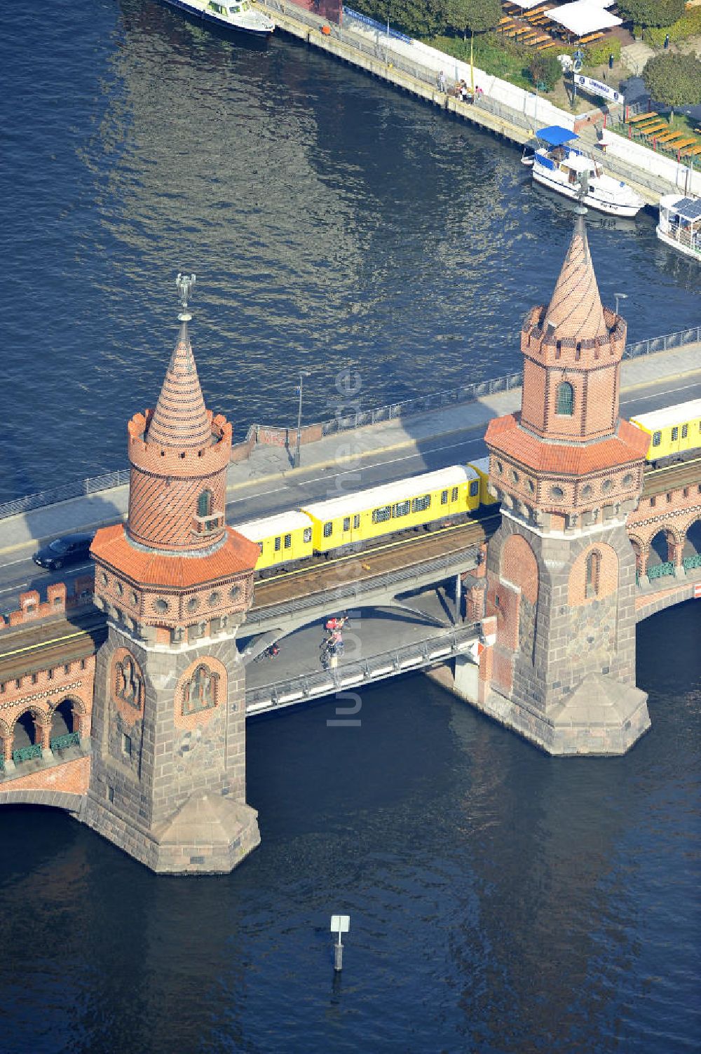 Luftbild Berlin Friedrichshain - Kreuzberg - Oberbaumbrücke über dem Flußverlauf der Spree in Berlin Friedrichshain