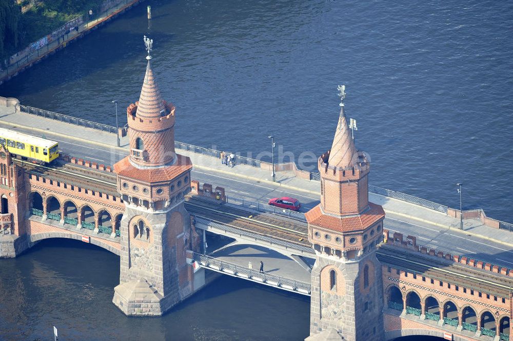 Luftaufnahme Berlin Friedrichshain - Kreuzberg - Oberbaumbrücke über dem Flußverlauf der Spree in Berlin Friedrichshain