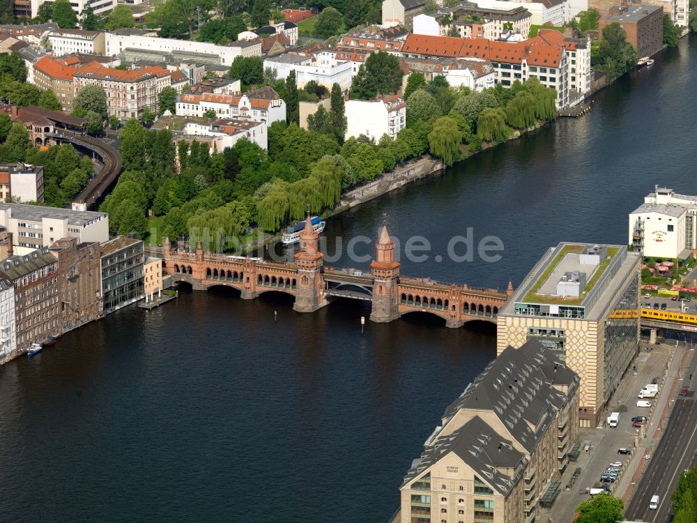 Berlin aus der Vogelperspektive: Oberbaumbrücke in Berlin zwischen den Ortsteilen Kreuzberg und Friedrichshain über der Spree