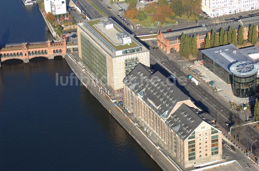 Luftbild Berlin - Oberbaumbrücke, Osthafenspeicher und Gebäude von Universal Music Group