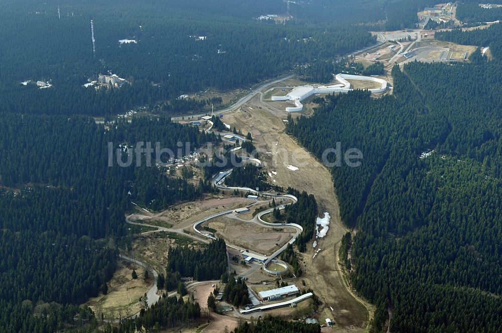 Oberhof aus der Vogelperspektive: Oberhofer Skibahn mit der neu errichtete Skihalle in Thüringen