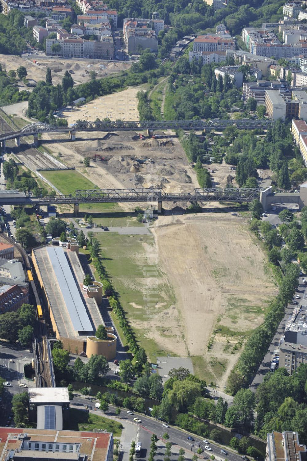 Berlin aus der Vogelperspektive: Oberirdischer U-Bahnhof Gleisdreieck in Berlin-Kreuzberg