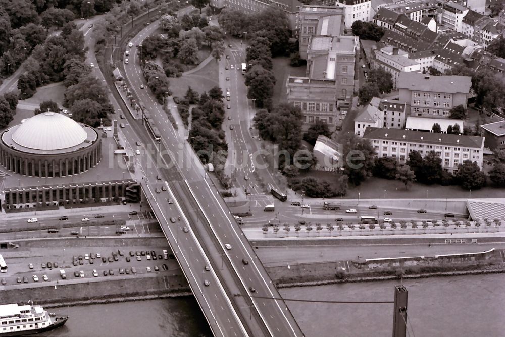 Düsseldorf aus der Vogelperspektive: Oberkasseler Brücke über die Ufer des Rhein in Düsseldorf in Nordrhein-Westfalen