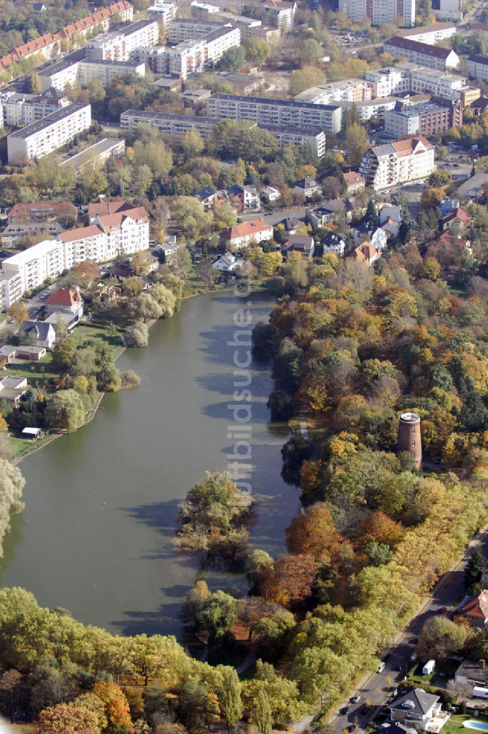 Berlin aus der Vogelperspektive: Obersee mit Wasserturm im Berliner Ortsteil Alt-Hohenschönhausen