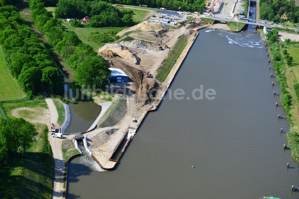 Elbe-Parey aus der Vogelperspektive: Oberwasser Wehr und die Zerben Brücke an der Schleuse am Elbe-Havel-Kanal im Bundesland Sachsen-Anhalt