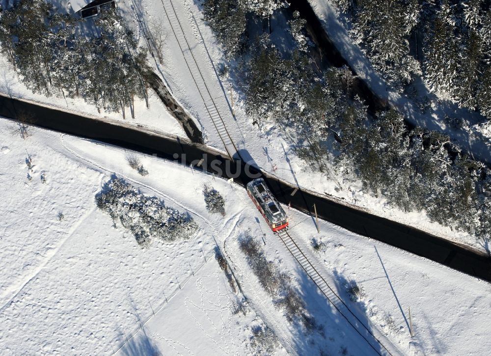 Obstfelderschmiede aus der Vogelperspektive: Oberweissbacher Bergbahn in schneebedeckter Winterlandschaft von Obstfelderschmiede im Bundesland Thüringen