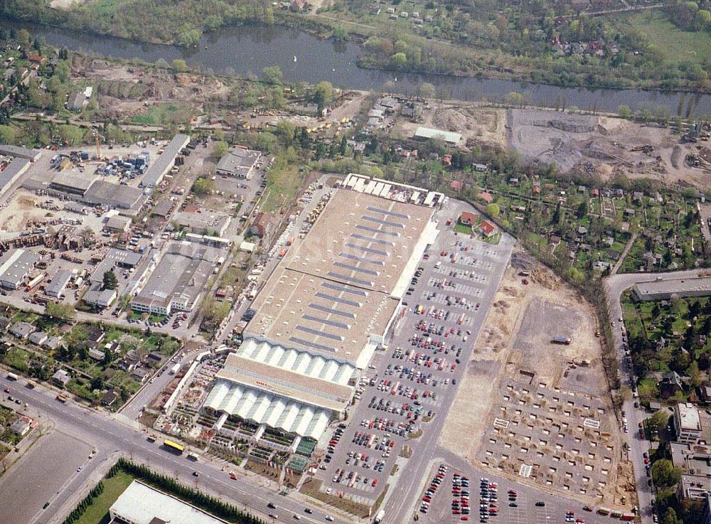 Luftbild Berlin - Lichterfelde - OBI - Baumarkt im Industriegebiet an der Goerzallee in Berlin - Lichterfelde.