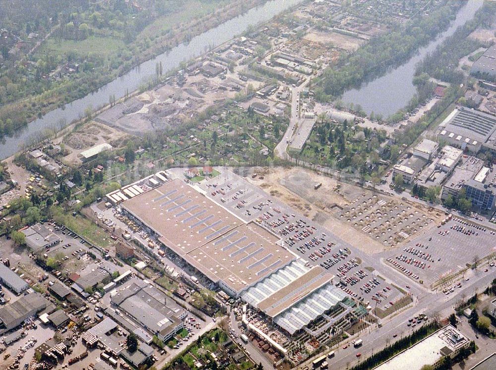 Berlin - Lichterfelde von oben - OBI - Baumarkt im Industriegebiet an der Goerzallee in Berlin - Lichterfelde.