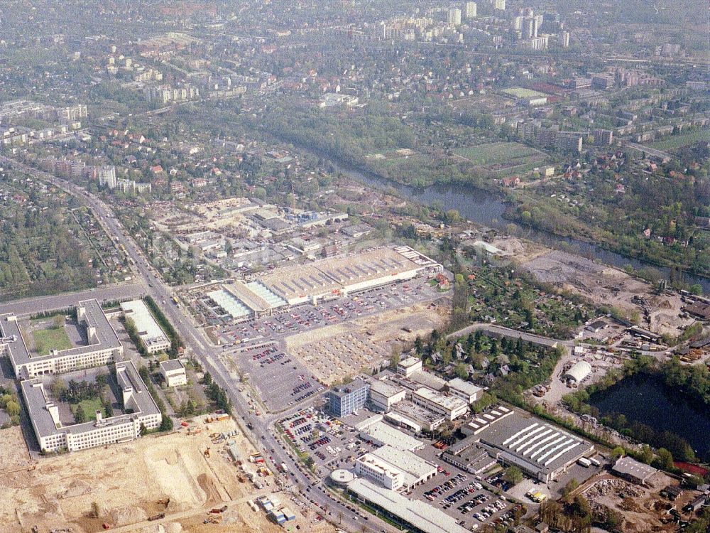 Berlin - Lichterfelde aus der Vogelperspektive: OBI - Baumarkt im Industriegebiet an der Goerzallee in Berlin - Lichterfelde.