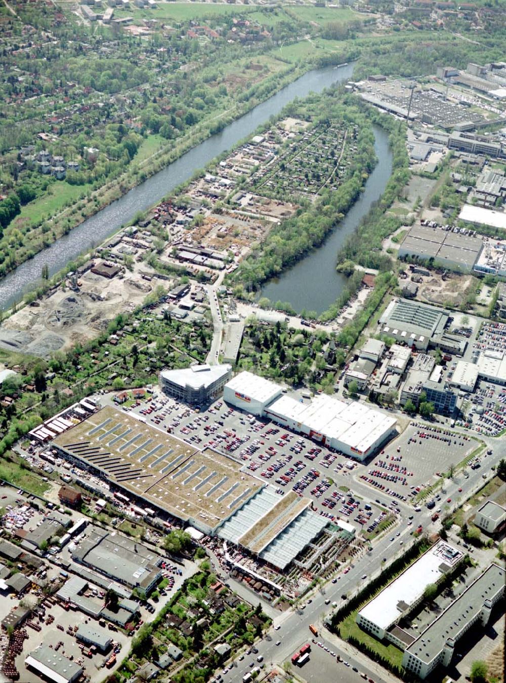 Berlin - Lichterfelde aus der Vogelperspektive: OBI - Baumarkt im Industriegebiet an der Goerzallee in Berlin - Lichterfelde.