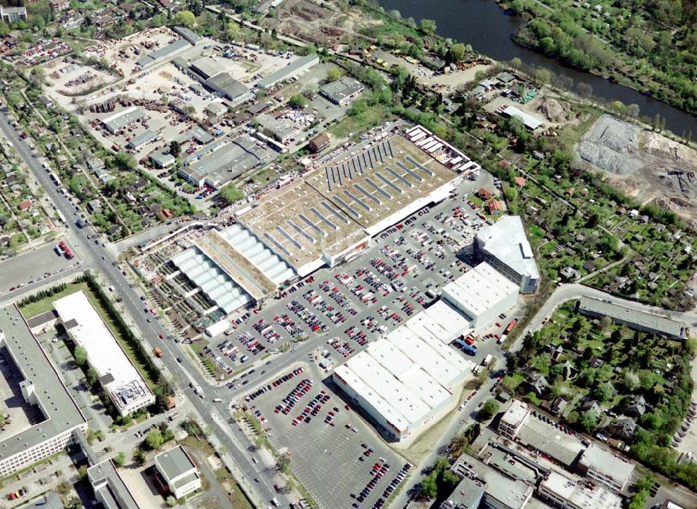 Berlin - Lichterfelde von oben - OBI - Baumarkt im Industriegebiet an der Goerzallee in Berlin - Lichterfelde.