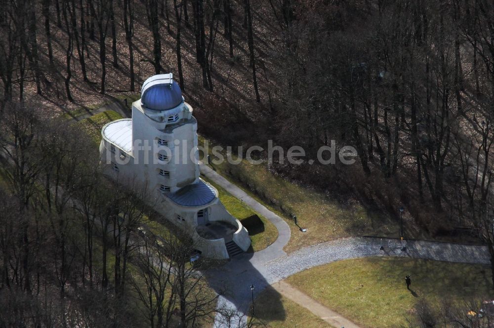 Potsdam von oben - Observatorium und Planetariums- Kuppelbau- Gebäudekomplex Einsteinturm an der Albert-Einstein-Straße in Potsdam im Bundesland Brandenburg