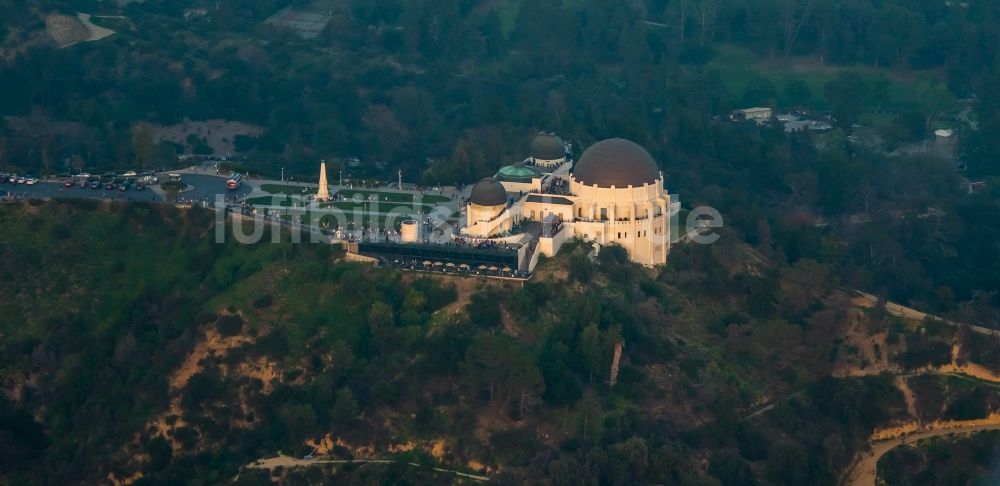 Los Angeles aus der Vogelperspektive: Observatorium und Planetariums- Kuppelbau- Gebäudekomplex des Griffith Observatory auf Mount Hollywood in Los Angeles in Kalifornien, USA