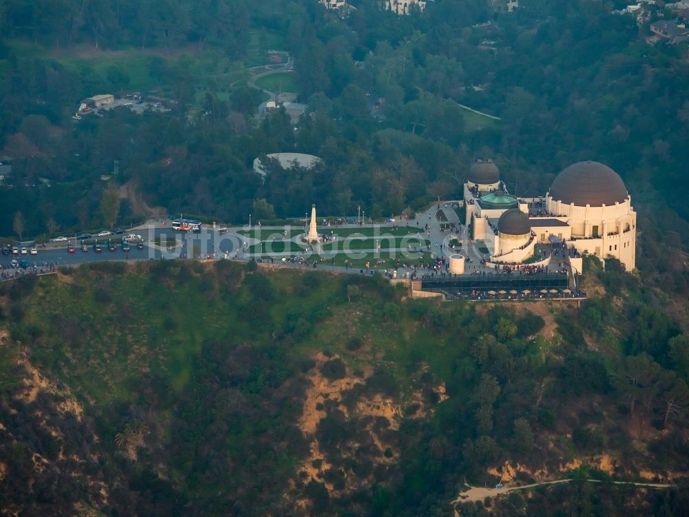 Luftbild Los Angeles - Observatorium und Planetariums- Kuppelbau- Gebäudekomplex des Griffith Observatory auf Mount Hollywood in Los Angeles in Kalifornien, USA