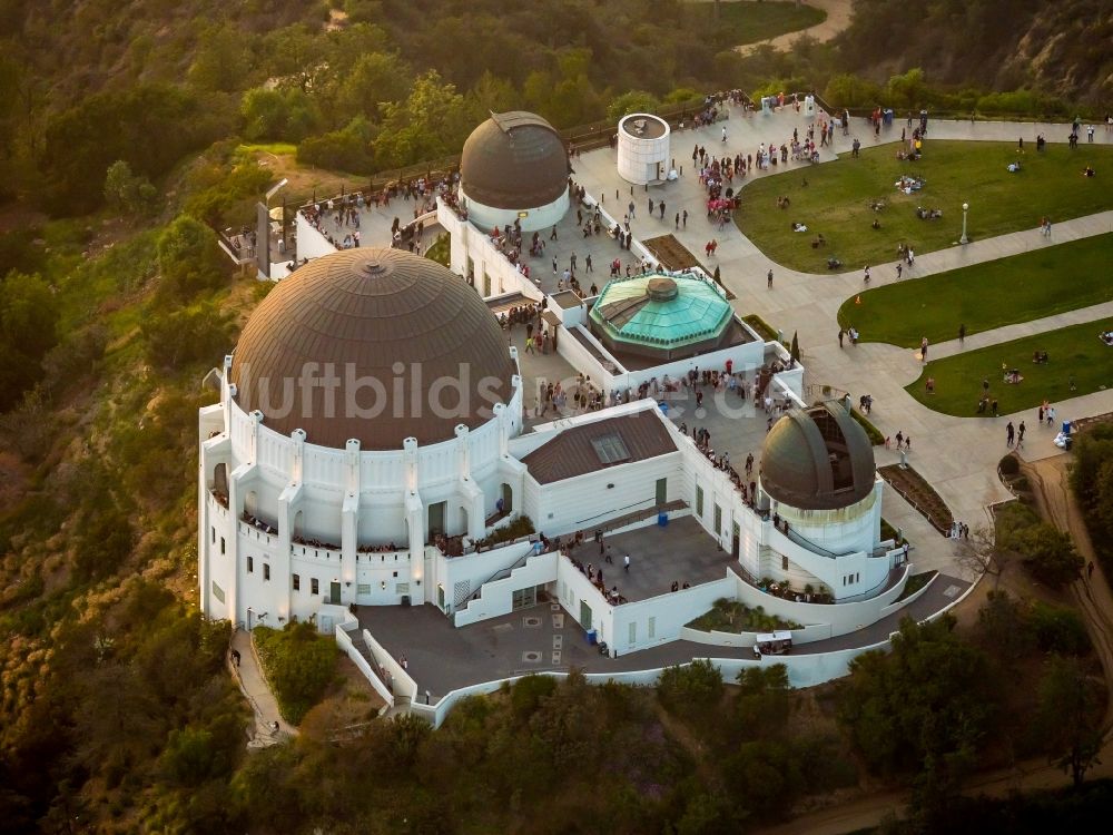 Los Angeles von oben - Observatorium und Planetariums- Kuppelbau- Gebäudekomplex des Griffith Observatory in tiefstehender Sonne auf Mount Hollywood in Los Angeles in Kalifornien, USA