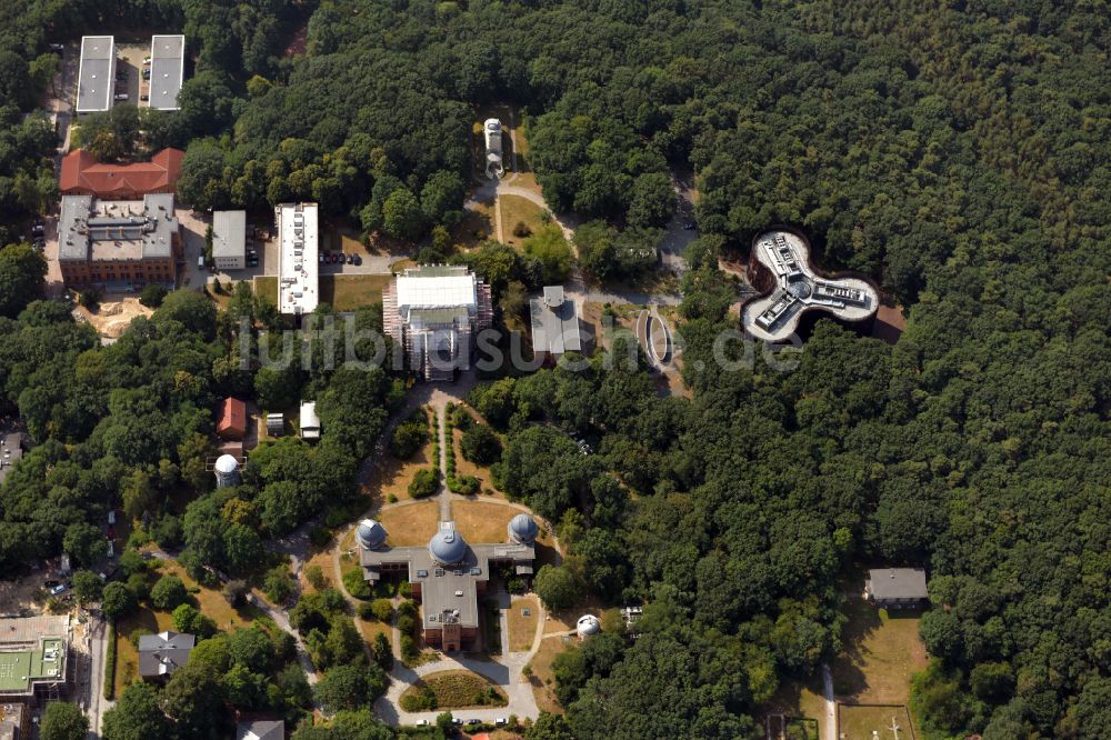 Luftaufnahme Potsdam - Observatorium und Planetariums- Kuppelbau- Gebäudekomplex des Institut des Potsdam-Institut für Klimafolgenforschung am Telegrafenberg im Ortsteil Potsdam Süd in Potsdam im Bundesland Brandenburg