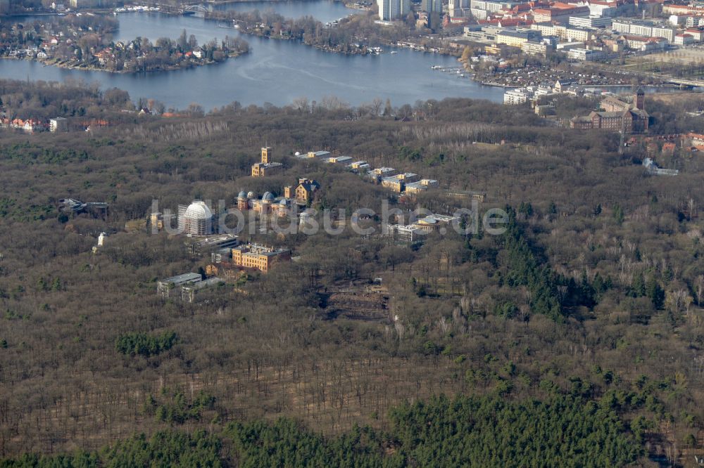 Potsdam von oben - Observatorium und Planetariums- Kuppelbau- Gebäudekomplex des Institut des Potsdam-Institut für Klimafolgenforschung am Telegrafenberg im Ortsteil Potsdam Süd in Potsdam im Bundesland Brandenburg