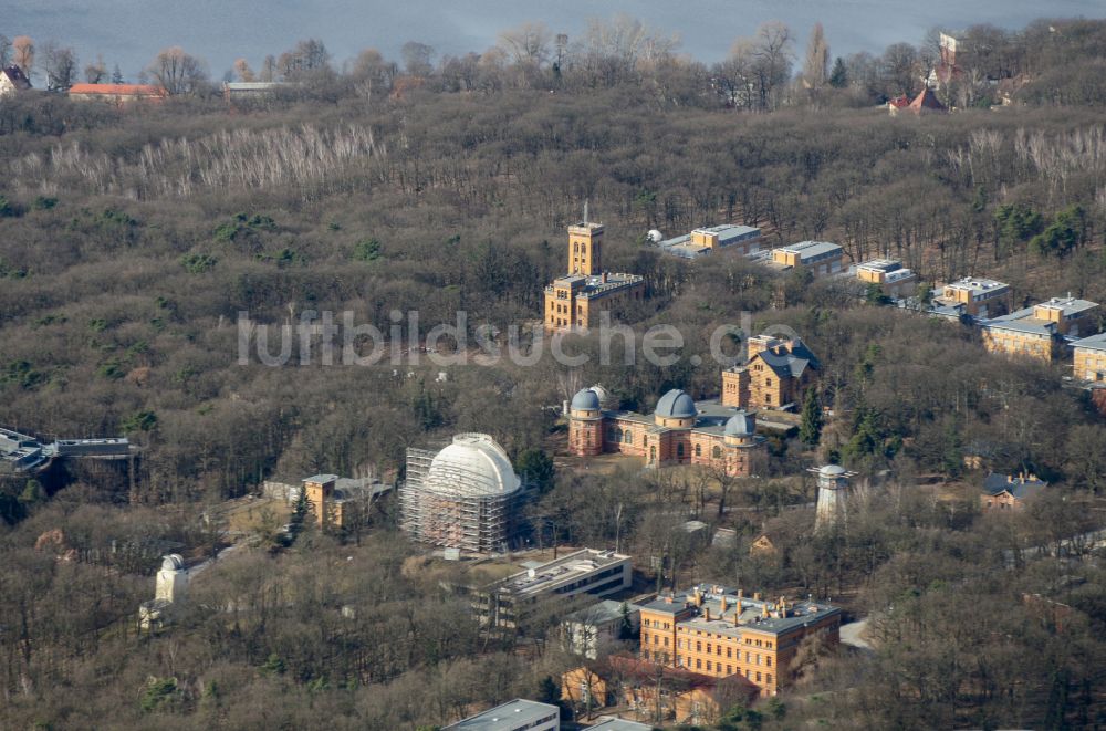 Potsdam von oben - Observatorium und Planetariums- Kuppelbau- Gebäudekomplex des Institut des Potsdam-Institut für Klimafolgenforschung am Telegrafenberg im Ortsteil Potsdam Süd in Potsdam im Bundesland Brandenburg