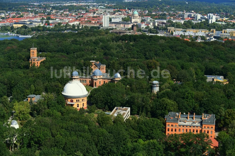 Potsdam aus der Vogelperspektive: Observatorium und Planetariums- Kuppelbau- Gebäudekomplex des Institut des Potsdam-Institut für Klimafolgenforschung am Telegrafenberg im Ortsteil Potsdam Süd in Potsdam im Bundesland Brandenburg