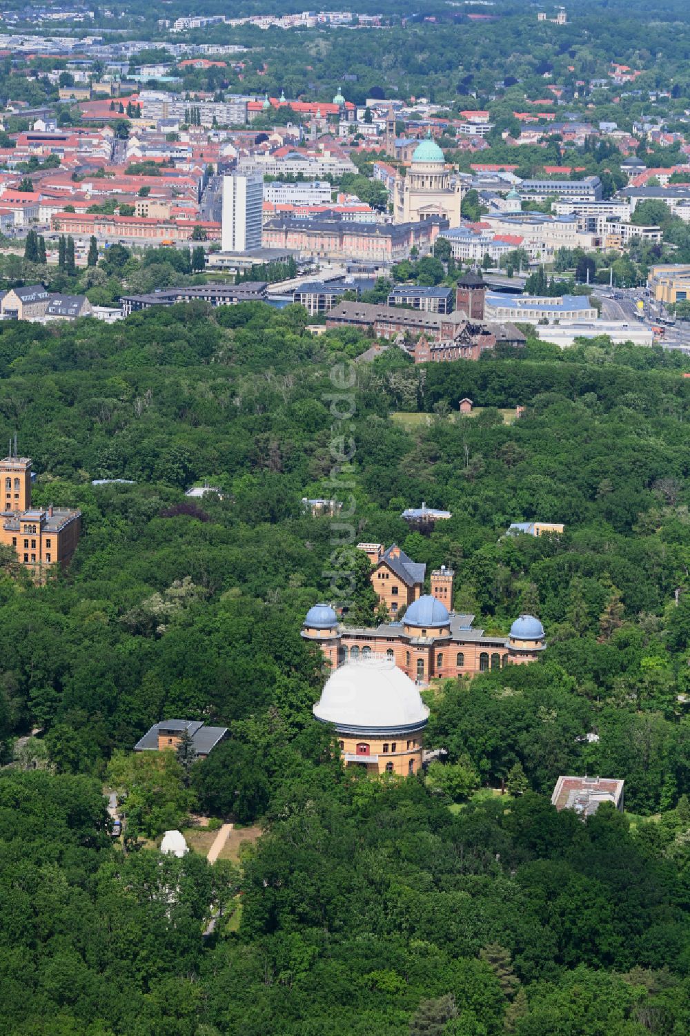 Luftaufnahme Potsdam - Observatorium und Planetariums- Kuppelbau- Gebäudekomplex des Institut des Potsdam-Institut für Klimafolgenforschung am Telegrafenberg im Ortsteil Potsdam Süd in Potsdam im Bundesland Brandenburg