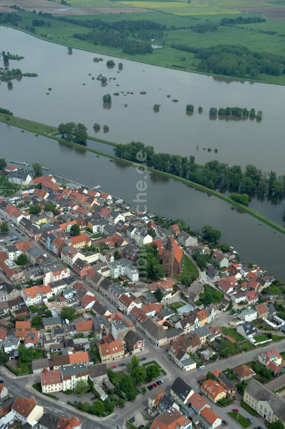 Eisenhüttenstadt aus der Vogelperspektive: Oderhochwasser 2010 in Eisenhüttenstadt im Bundesland Brandenburg