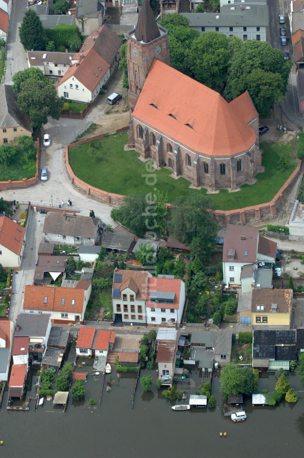 Eisenhüttenstadt aus der Vogelperspektive: Oderhochwasser 2010 in Eisenhüttenstadt im Bundesland Brandenburg